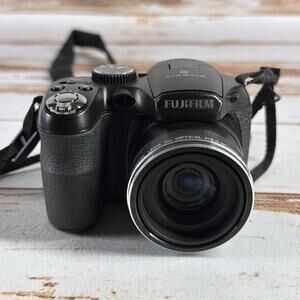 Fujifilm FinePix S2500HD 12.2MP – 18x Zoom, TESTED, Uses AA Batteries